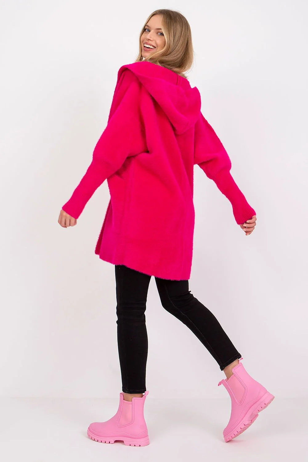 cape capuche fuchsia laine angora viscose polyester mélange oversize coupe manches longues mi cuisses asymétrique ouverture frontale moelleuse
