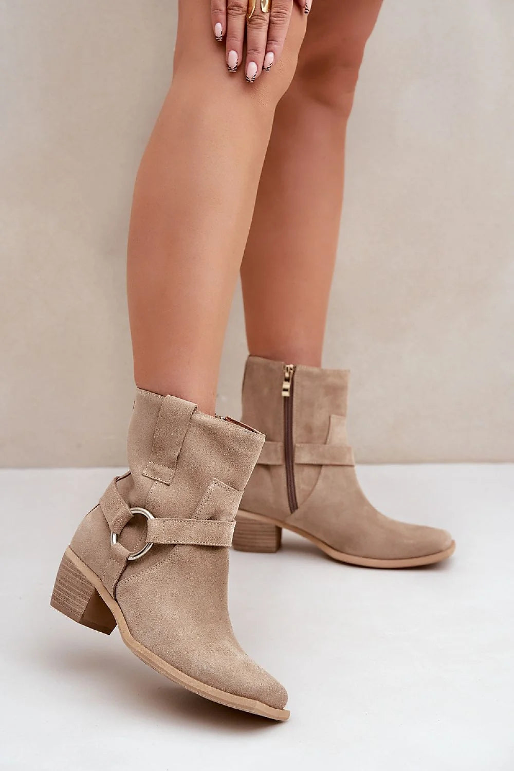 Bottes en daim synthétique talons carrés style décontracté pour femmes, couleur beige, coupe mi-mollet, fermeture éclair latérale, détails métalliques, confort et élégance