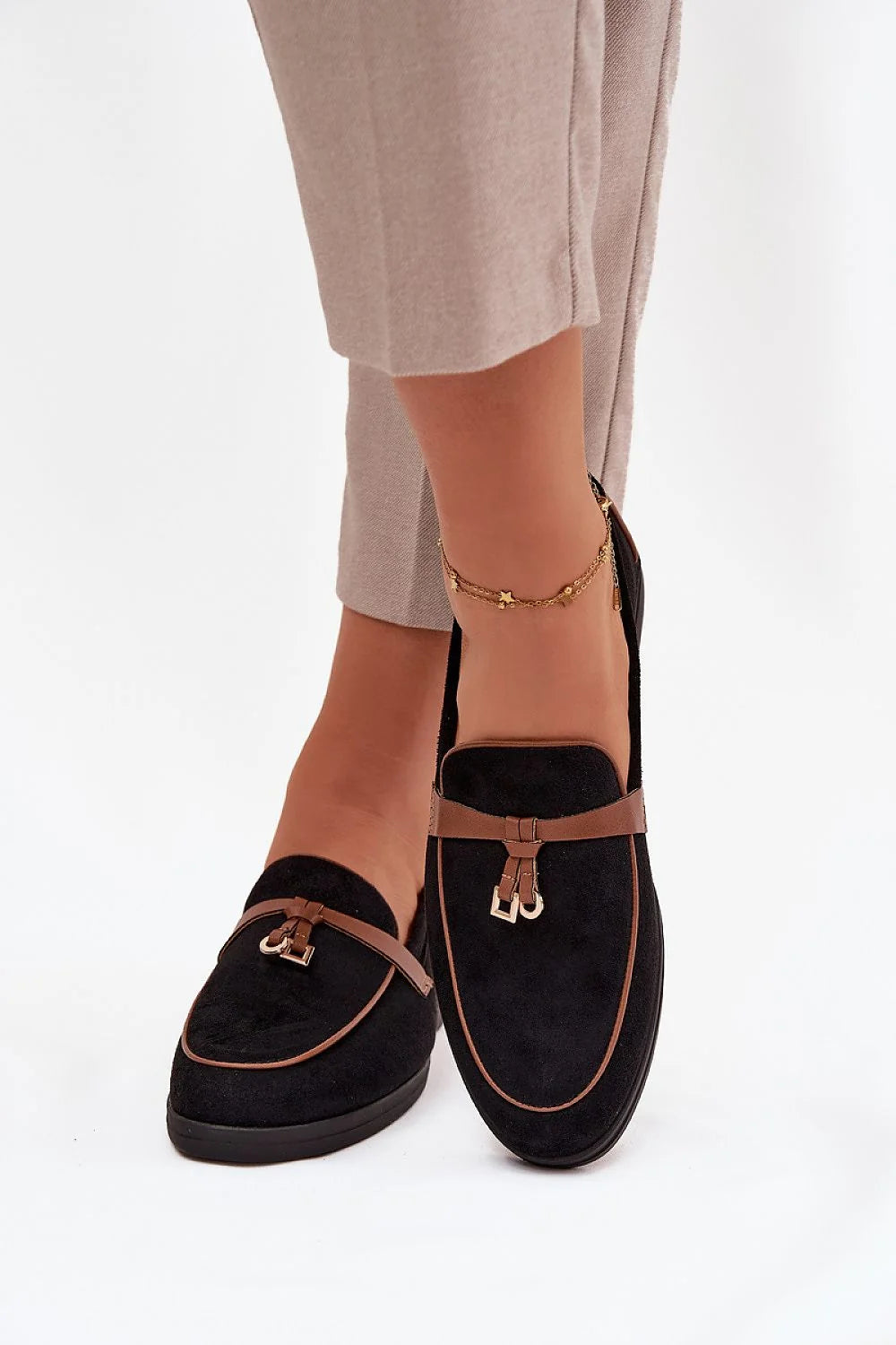 mocassins femme suédine écologique noir passepoil bride cuir marron boucle dorée bout arrondi semelle plate caoutchouc antidérapante surpiqûres