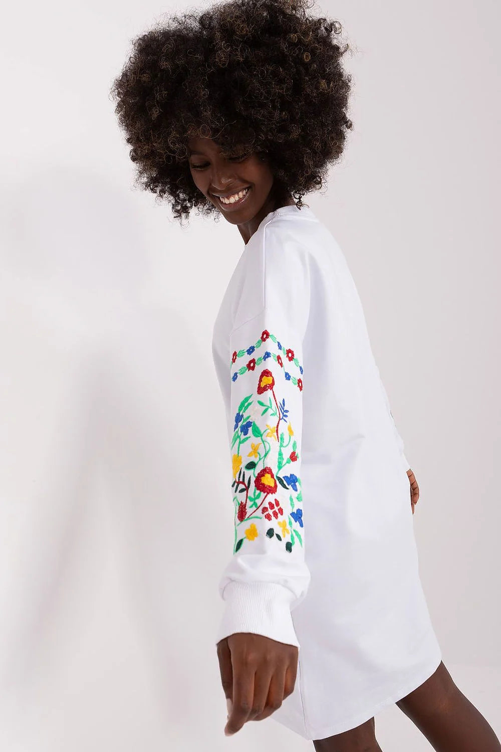 Robe de jour moderne femme couleur blanche broderie florale manches longues col rond coupe droite ample tissu coton elastane