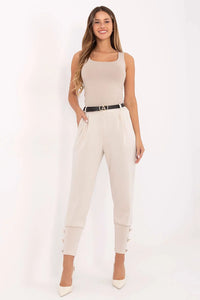 pantalon survêtement femme taille haute fuselé cheville beige viscose polyester stretch fluide poches latérales ceinture noire boucle dorée boutons dorés