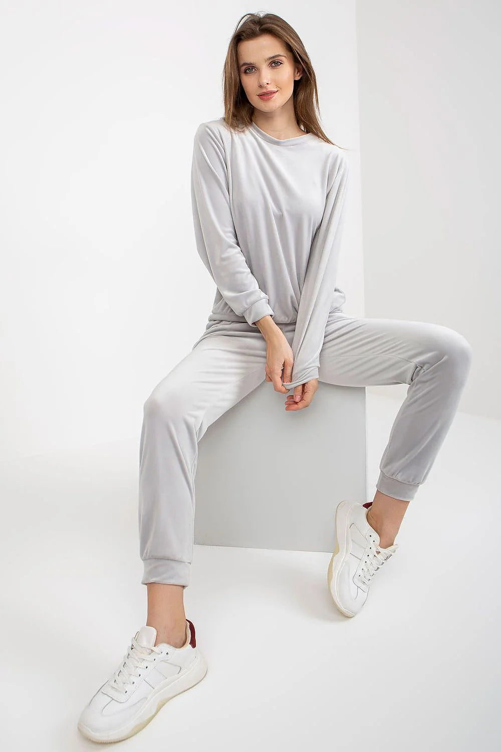 ensemble femme chemisier manches longues pantalon jogger fuselé taille élastiquée ourlets élastiques poches latérales velours coton élasthanne gris clair