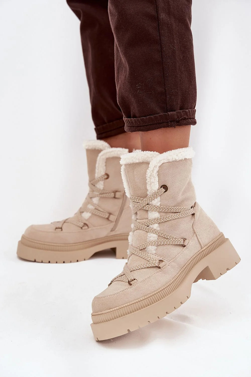 bottines neige femme suédine écologique beige fourrées shearling blanche plateforme crantée antidérapante laçage cordon fermeture zippée isolation confort rembourré