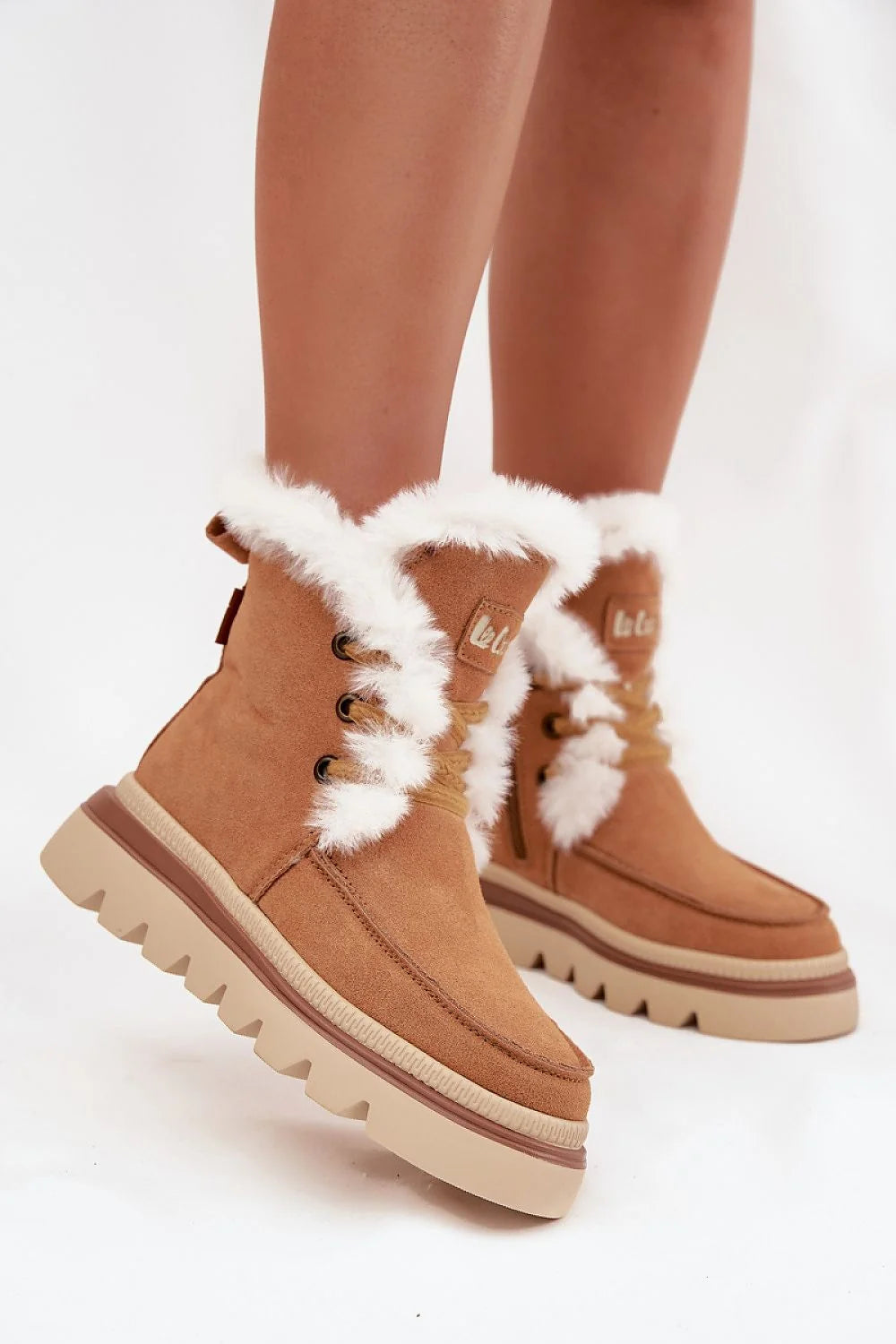 Lee Cooper bottes neige femme daim suédine camel bordure fourrure blanche lacets oeillets zip lateral semelle caoutchouc crantee plateforme 45mm