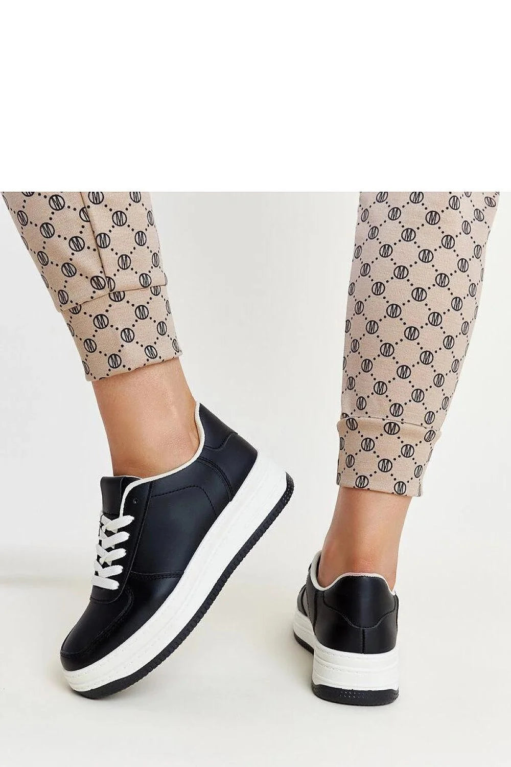 Baskets pour femmes style casual moderne design bicolore noir et blanc cuir semelle épaisse confortable