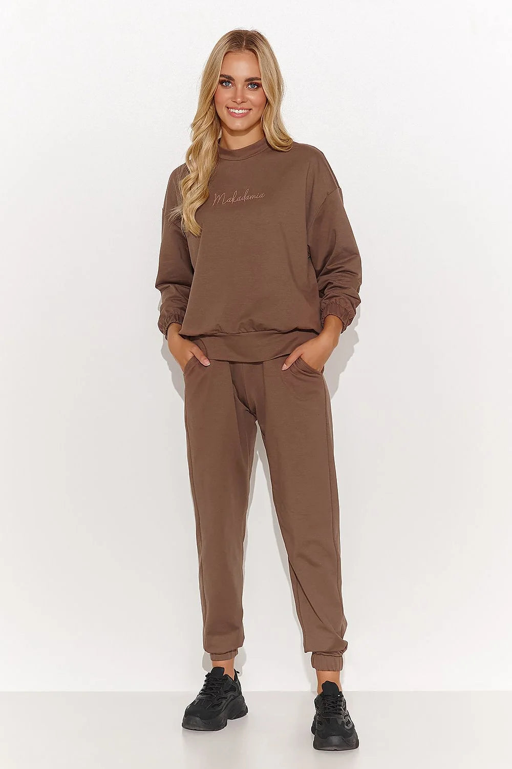Ensemble Makadamia pour femmes sweatshirt pantalon long manches brodé couleur marron chocolat style casual confortable