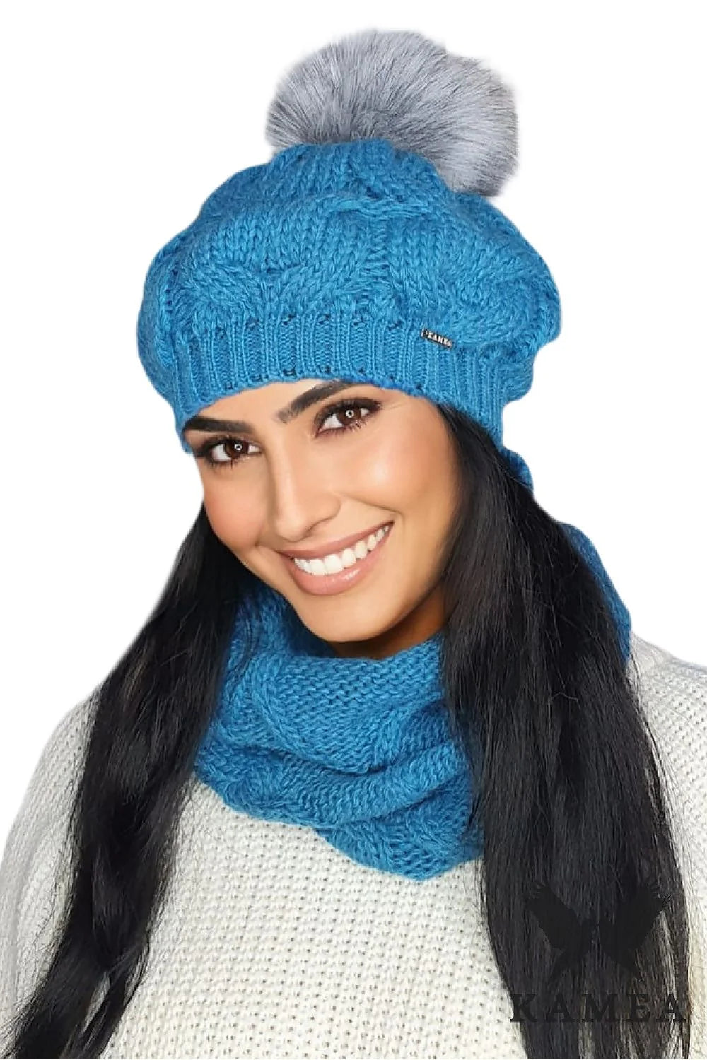 Ensemble Kamea beret écharpe laine style moderne bleu vif pompon fourrure synthétique accessoires mode femme automne hiver