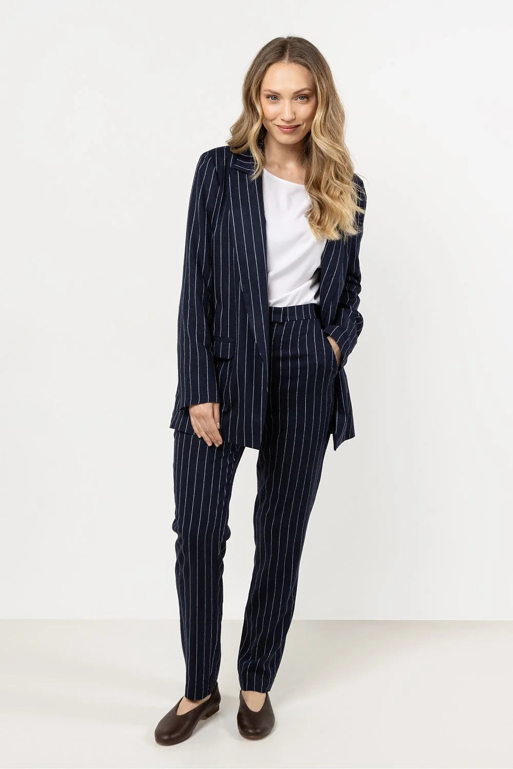Pantalon femme awama en lin rayé bleu marine blanche coupe fuselée élégant confort tout-terrain style moderne