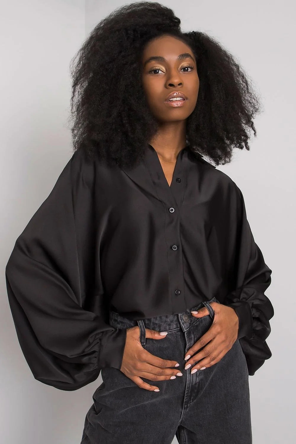 Blouse élégante à manches longues ballon en satin noir pour femme, coupe ample et moderne