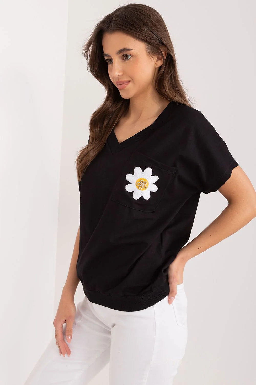 chemisier femme coton noir manches courtes encolure V poche brodée marguerite daisy poitrine coupe relâchée boxy léger respirant casual chic