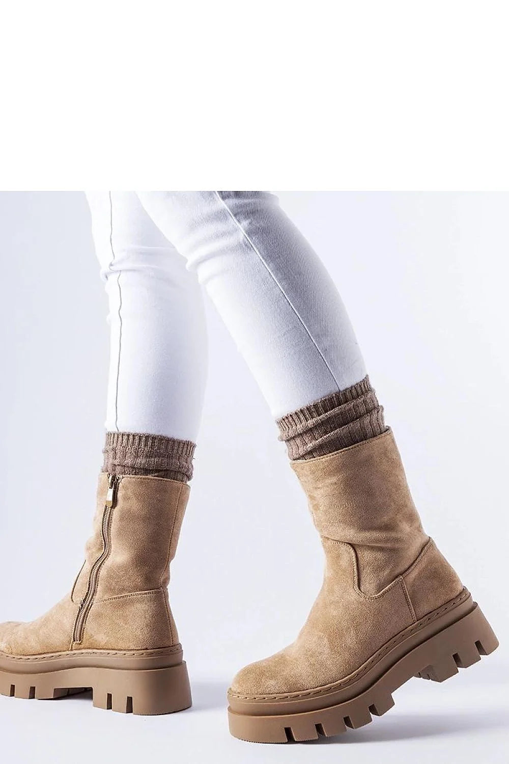 Bottes pour femmes design moderne fonctionnel cuir suédé beige fermeture éclair latérale semelle épaisse caoutchouc confort élégance usage quotidien protection froid