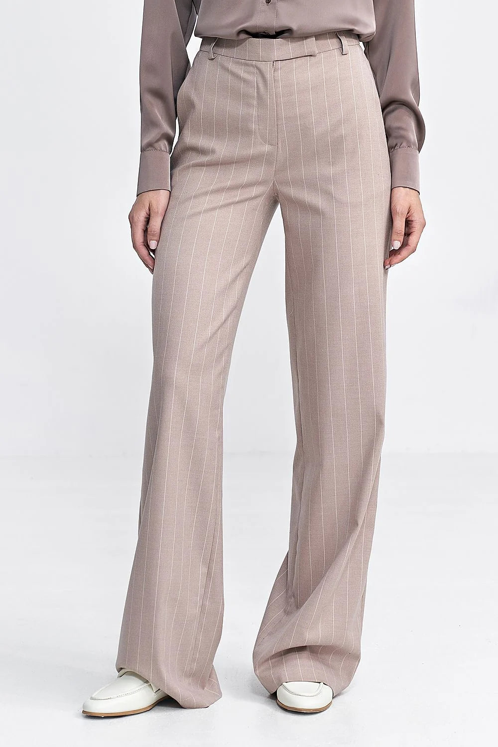Pantalon long Nife pour femme, coupe ajustée, rayures verticales, taille haute, jambes larges, fermeture éclair invisible, style élégant, tissu confortable, occasion bureau ou décontracté