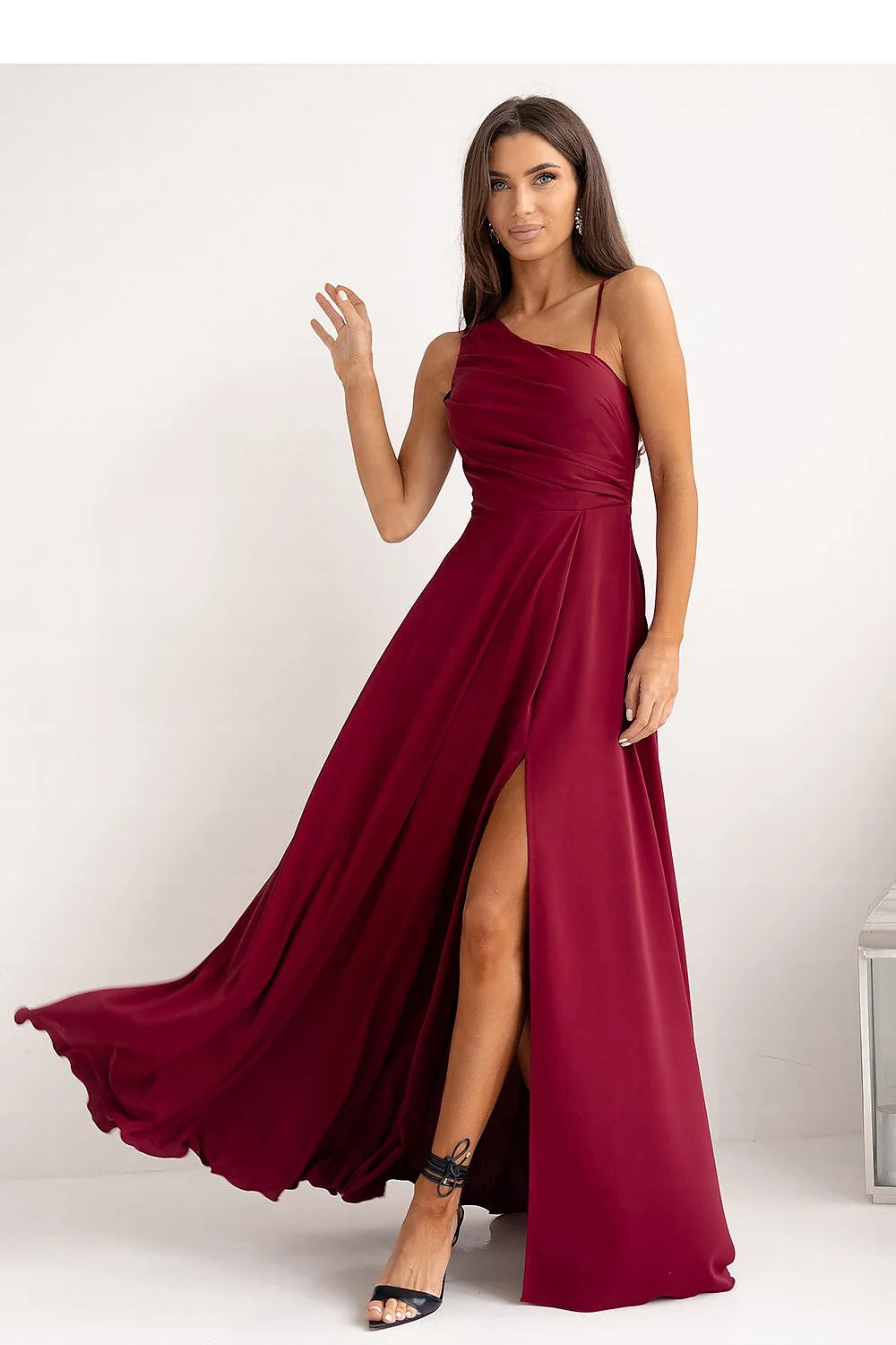 Robe longue élégante asymétrique bretelles fines épaule nue fente moderne couleur bordeaux satin femme