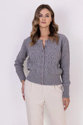 Cardigan femme gris motifs torsades maille qualité tricot acrylique laine taille ajustable longueur hanches élégance polyvalent