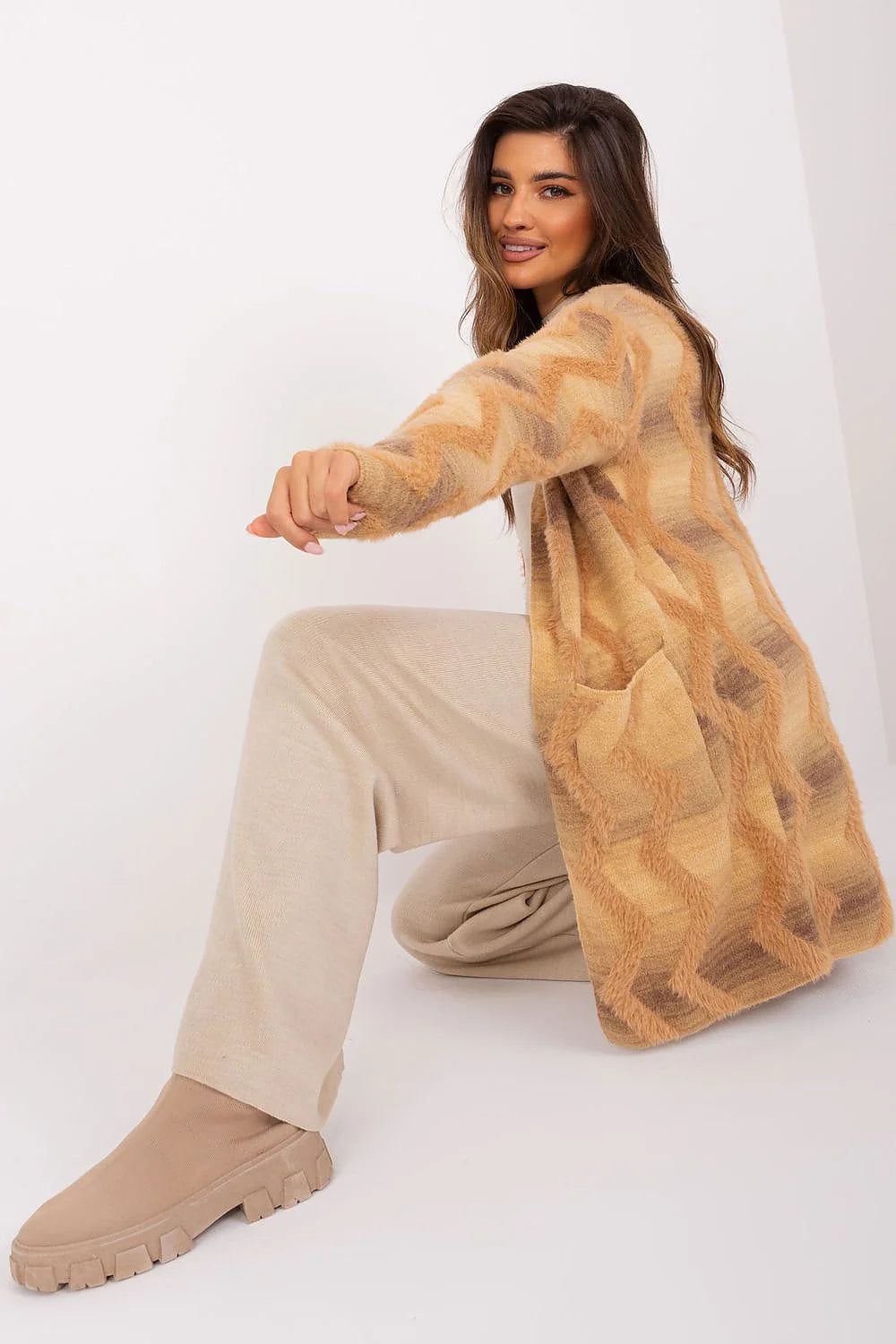 Cardigan pour femme moderne élégant motif losange texture duvet couleur beige marron clair manches longues coupe longue sans fermeture