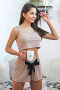 Ensemble loungewear beige côtelé confortable élégant pour femme avec crop top et short détente