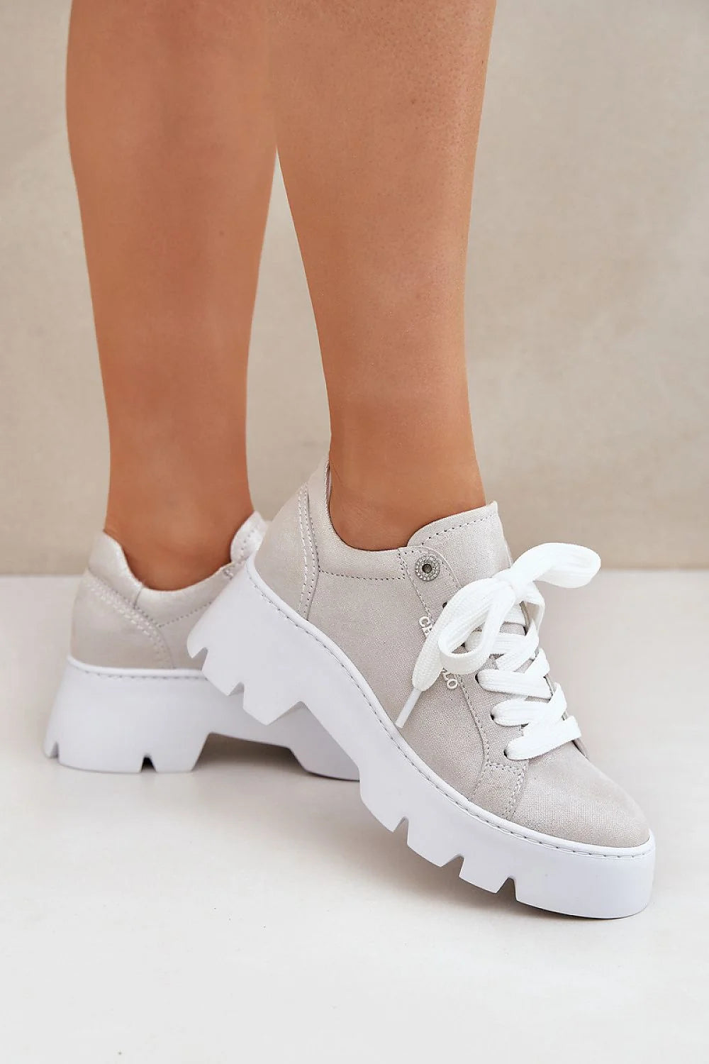 Chaussures de sport modernes pour femmes, design urbain, confortable, cuir naturel, semelle en caoutchouc, baskets basses, style décontracté, look tendance, occasions quotidiennes, durabilité, élégance, polyvalence, mode