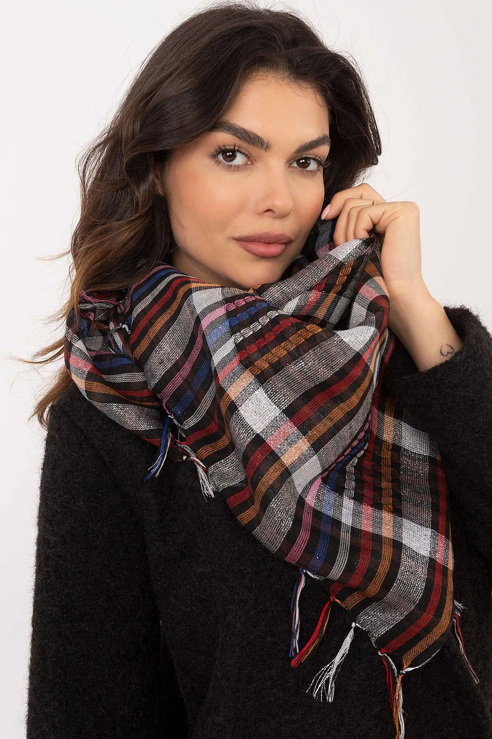 Foulard femme multicolore carreaux motifs vibrant style intemporel matière douce finitions franges