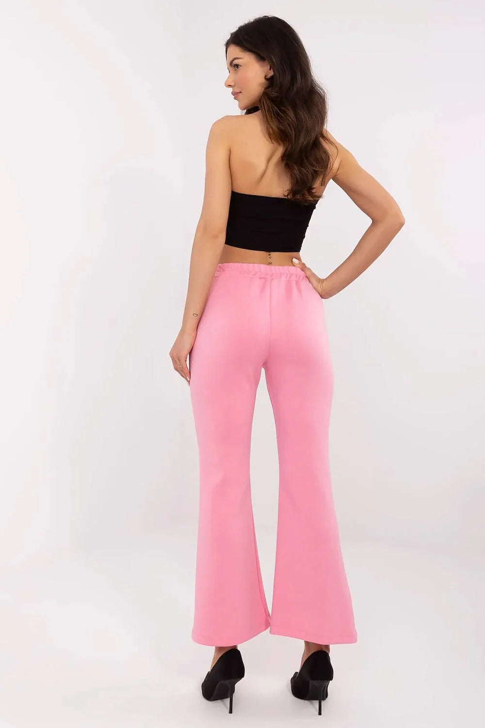 Ensemble féminin élégant crop top pantalon taille haute flared noir rose matière stretch semi-formel