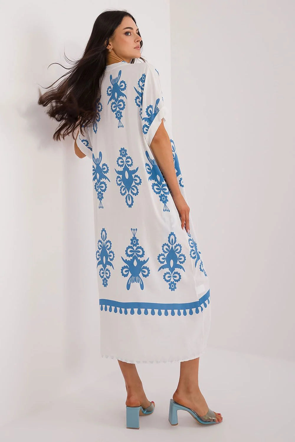 robe caftan bohème imprimé floral bleu royal blanc viscose légère oversize fluide longueurcheville encolureV manchescourtes pocheslatérales ourletfrise folklorique