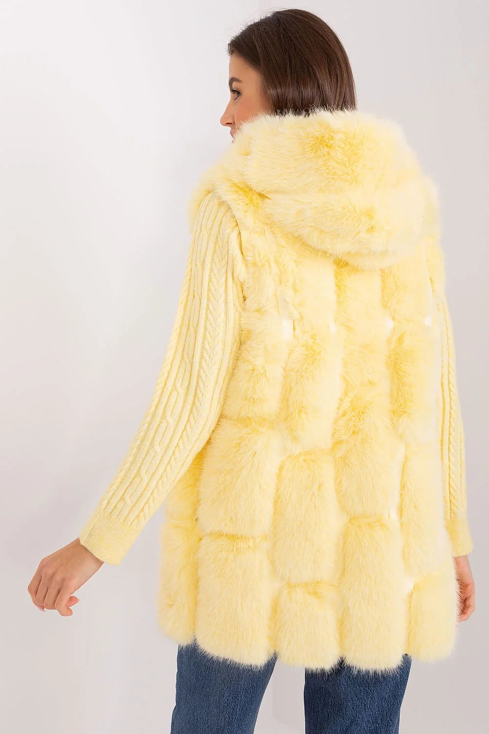 Gilet en fourrure synthétique jaune pastel sans manches coupe droite avec cardigan tricoté motif à câble femme