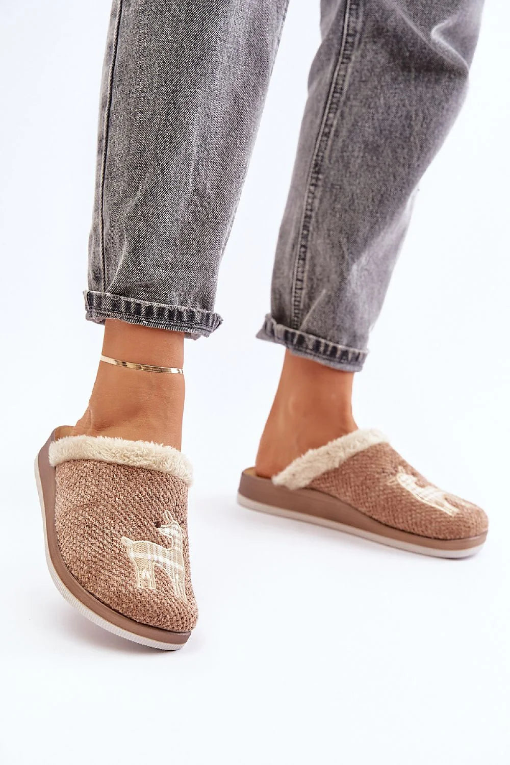 pantoufles femme fausse fourrure beige mule maille tressée motif cerf brodé crème cosy chaleureux semelle gomme antidérapante plateforme