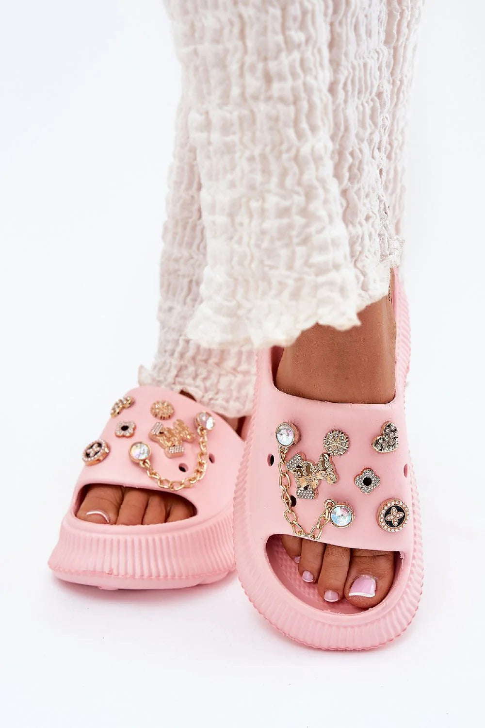 Sandales femme en mousse et caoutchouc rose pâle, plateforme 4 cm, style élégant et casual, détails métalliques dorés, parfaites pour les vacances plage ou piscine