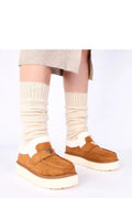 mocassins femme cuir suédé cognac doublure fausse fourrure crème plateforme crantée semelle blanche caoutchouc bride rabat plaque métallique triangulaire cosy