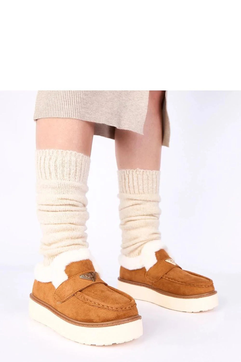 mocassins femme cuir suédé cognac doublure fausse fourrure crème plateforme crantée semelle blanche caoutchouc bride rabat plaque métallique triangulaire cosy