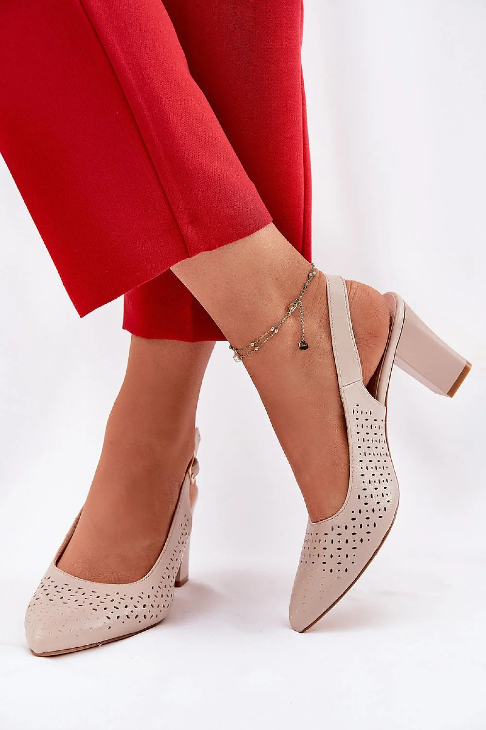 Sandales à talons bloc élégantes pour femmes en similicuir beige perforé style slingback ajustable
