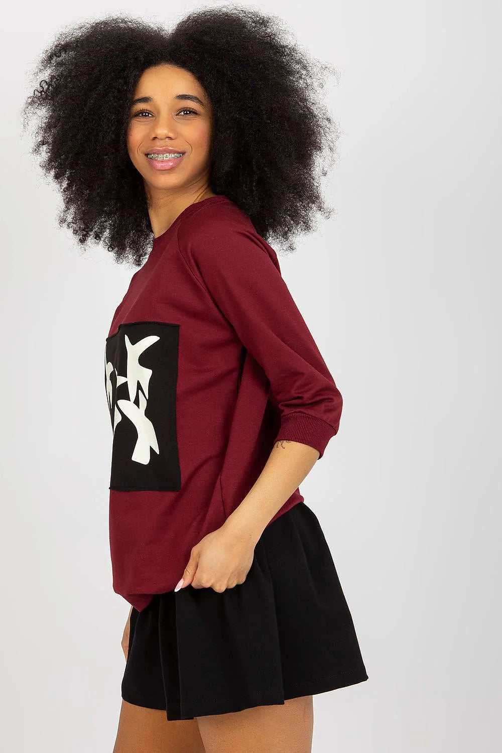Top femme élégant longues manches couleur bordeaux motif abstrait moderne coupe décontractée style casual chic tissu confortable