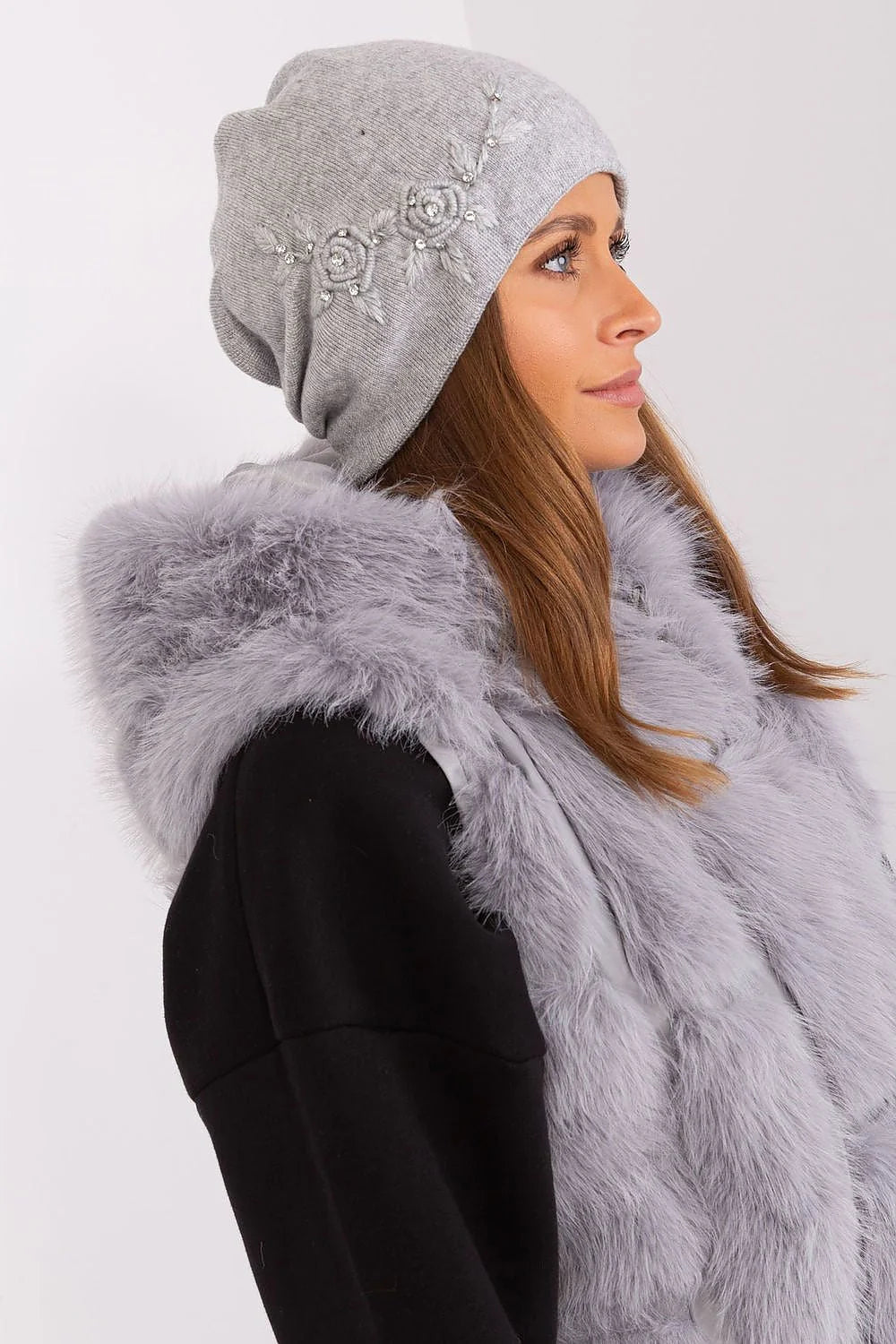 Bonnet d'hiver pour femme chaud élégance détails brodés strass gris clair matière douce style moderne confort fausse fourrure manteau look hivernal sophistiqué