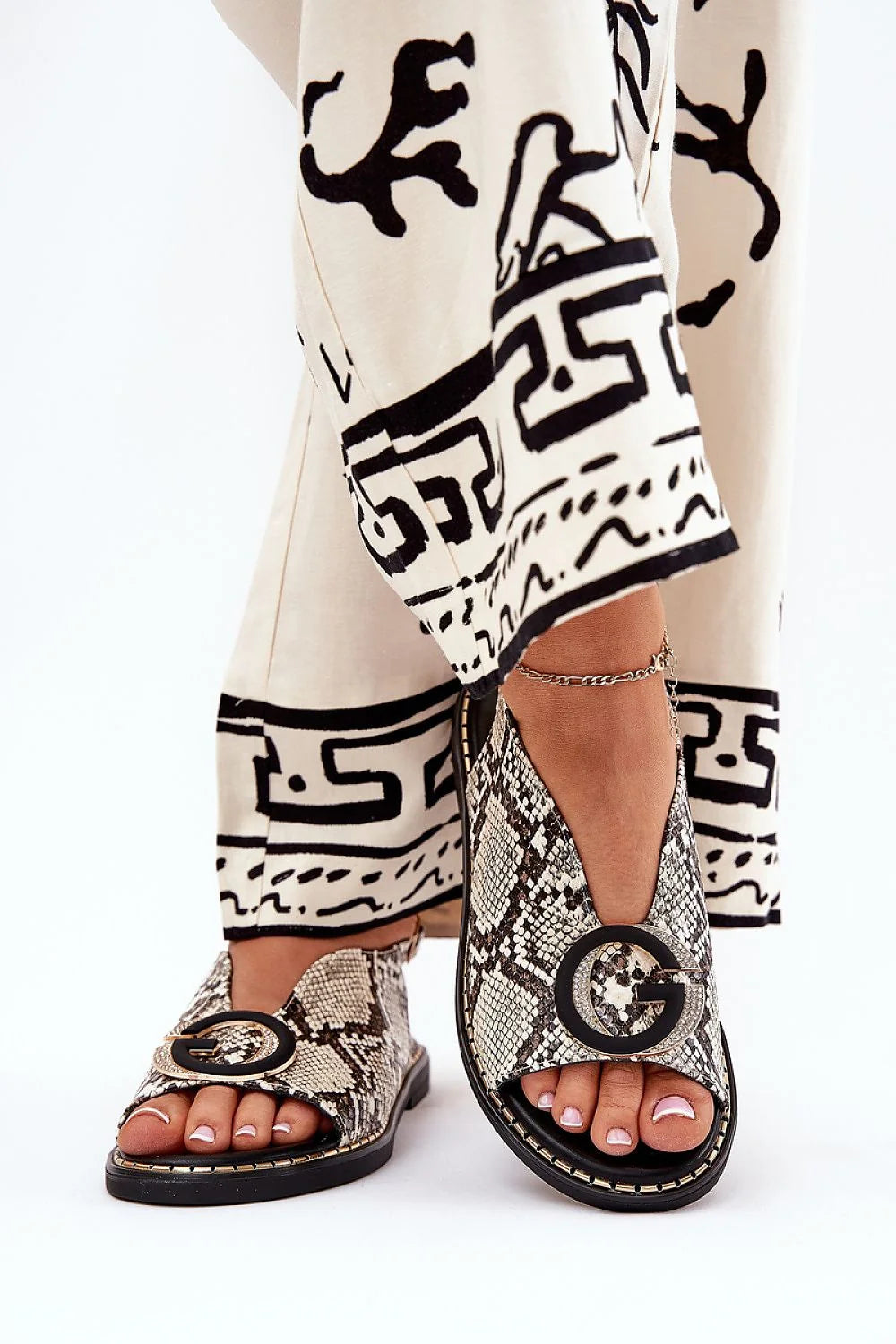 Sandales pour femmes à motif serpent cuir artificiel semelle surélevée style bohème assemblage asymétrique élégance été 2023