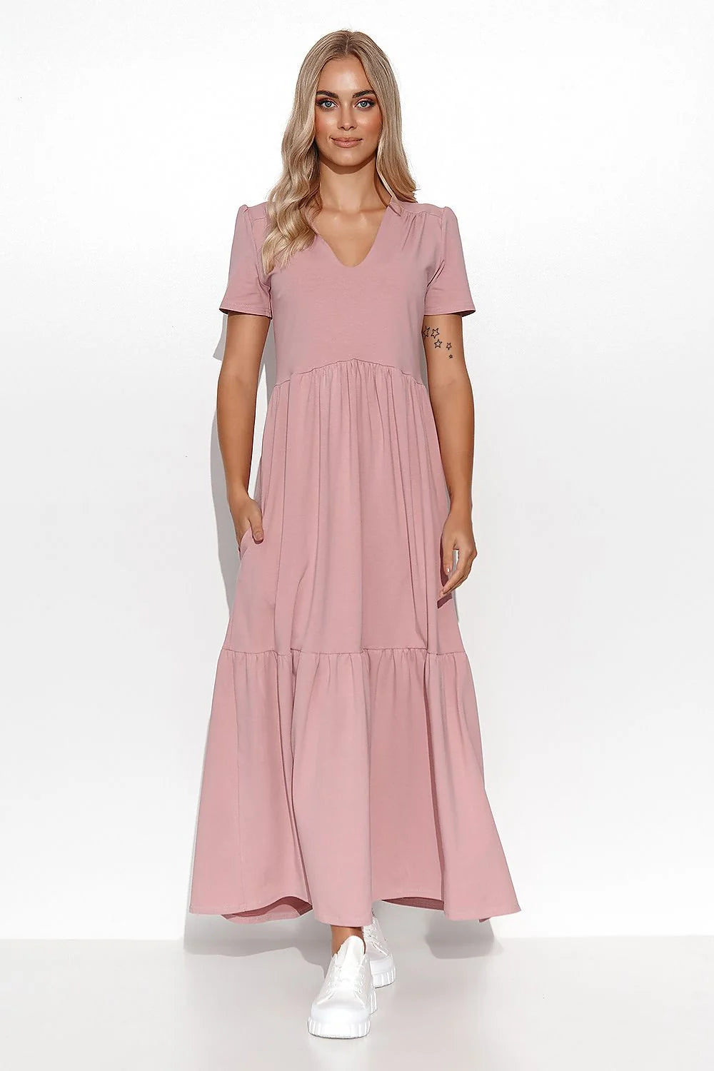 Robe Makadamia longue manches courtes style décontracté-chic couleur rose poudré jersey coton femme confortable occasions décontractées semi-formelles poches latérales finitions soignées silhouette fluide