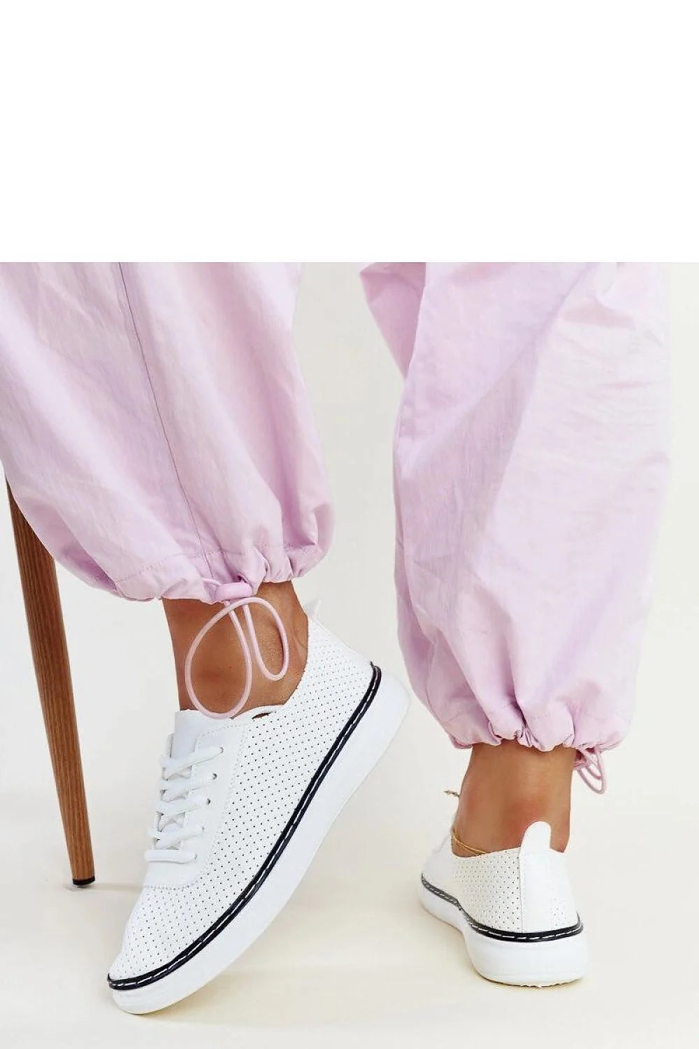Baskets Solea perforées blanc et noir cuir synthétique lacets classiques style casual usage quotidien sport élégance chaussures femmes modernes