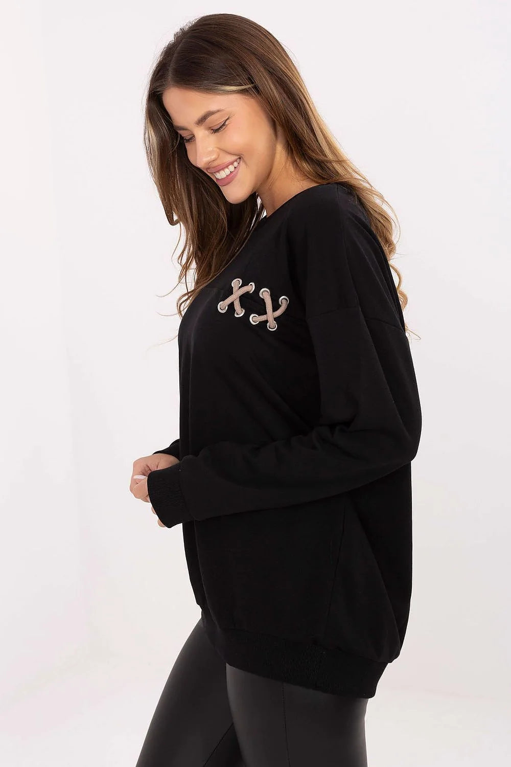sweatshirt femme oversize noir coupe ample col rond manches longues coton polyester molleton doux œillets métalliques laçage contrastant poignets côtelés