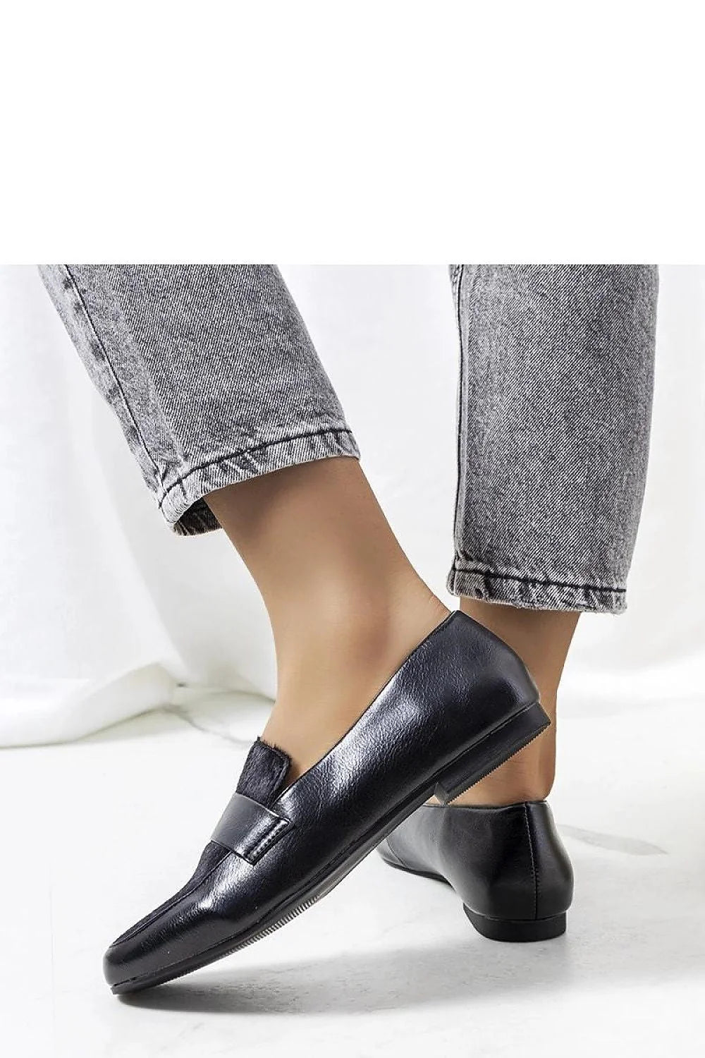 Mocassins élégants pour femmes en cuir noir, style classique, texture poilue, fermeture élastique, semelle caoutchouc, confort toute journée, usage quotidien, look intemporel