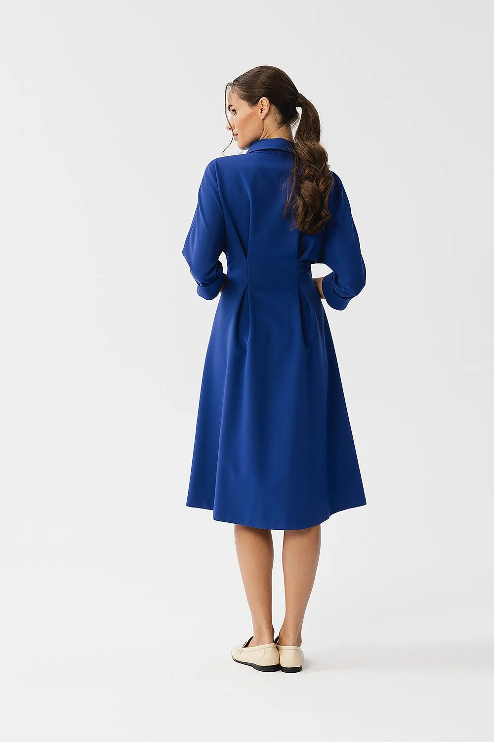 Robe de jour élégante style classique tissu bleu intense manches 3/4 boutons devant taille ajustable silhouette évasée femmes