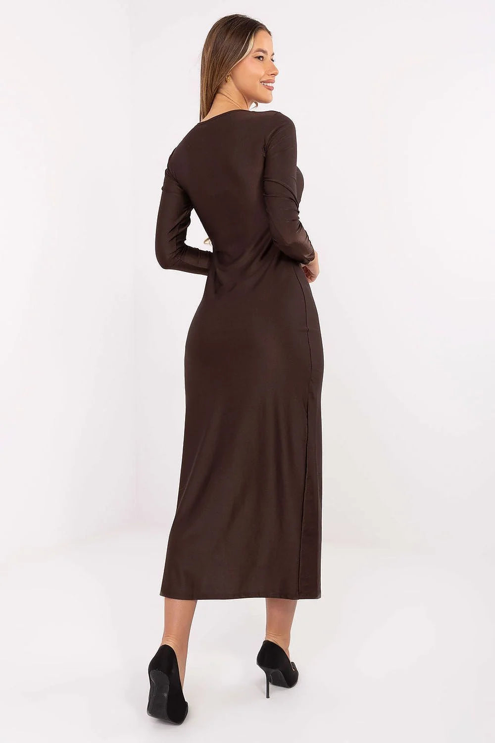 robe soirée crayon midi marron chocolat moulante viscose polyester manches longues col arrondi décolleté cœur broche dorée fente latérale haute