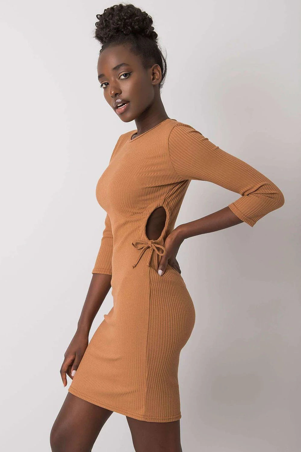 robe Lakerta maille côtelée caramel mini manches troisquarts col rond ajustable liens latéraux coupe droite ajustée coton élasthanne