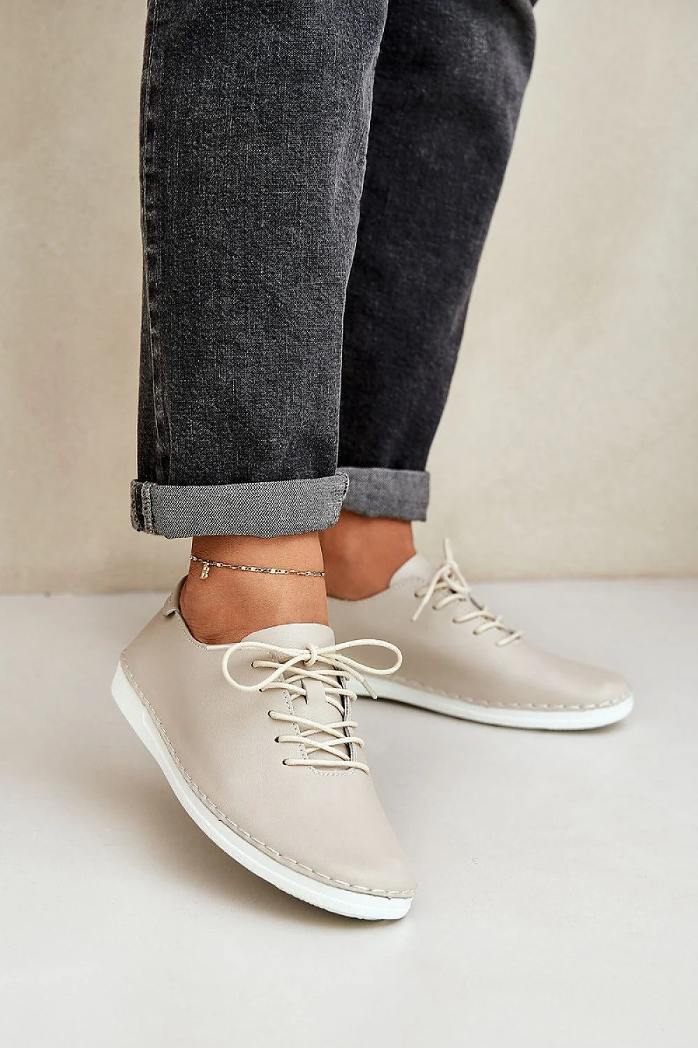 baskets basses femme cuir naturel lisse beige taupe bout arrondi lacets assortis semelle blanche caoutchouc couture apparente légère confortable durable
