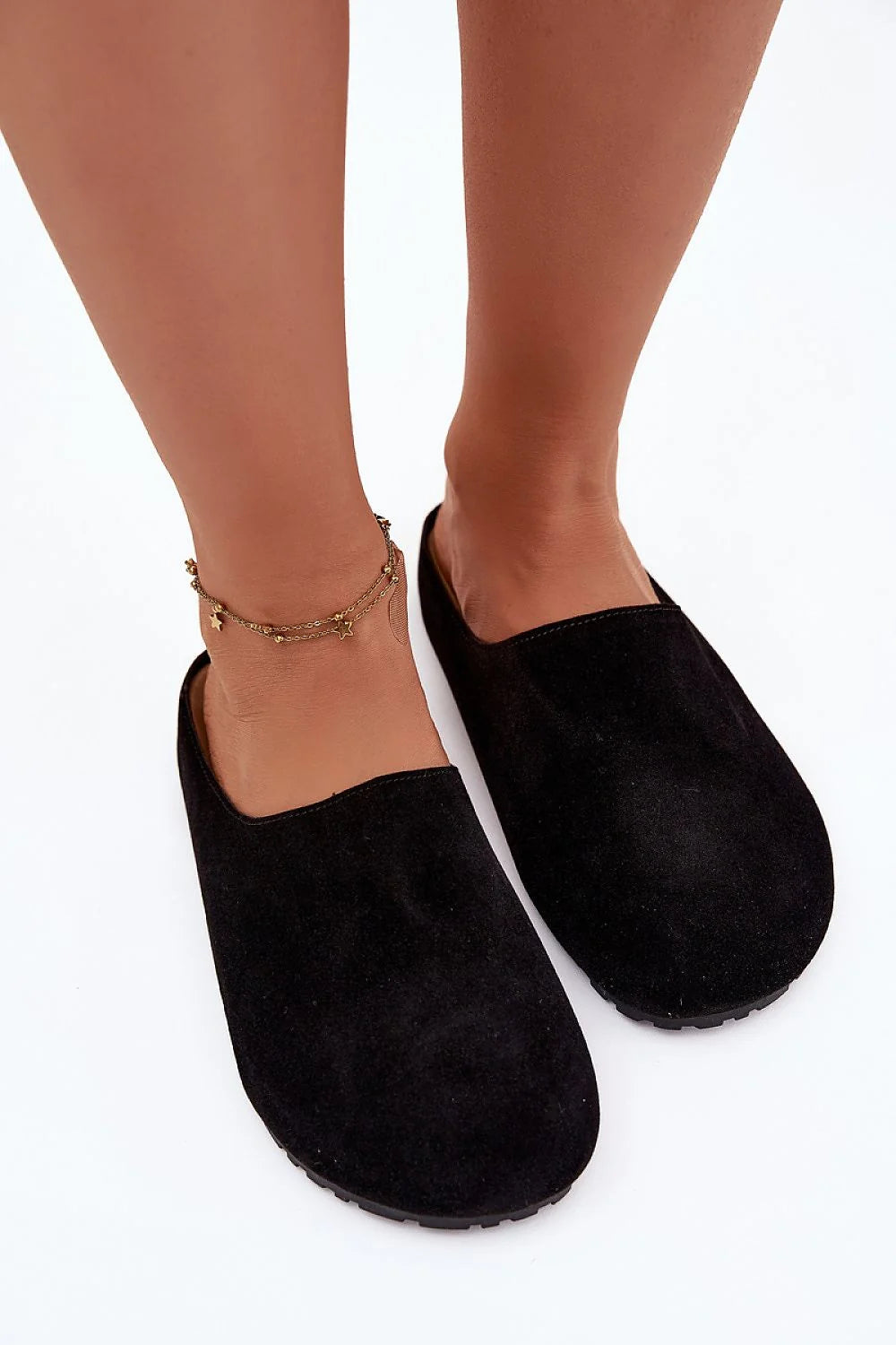 pantoufles femme suédine écologique noir slipon bout rond empeigne basse semelle crantée antidérapante épaisse isolation stabilité intérieure profilée confort minimaliste
