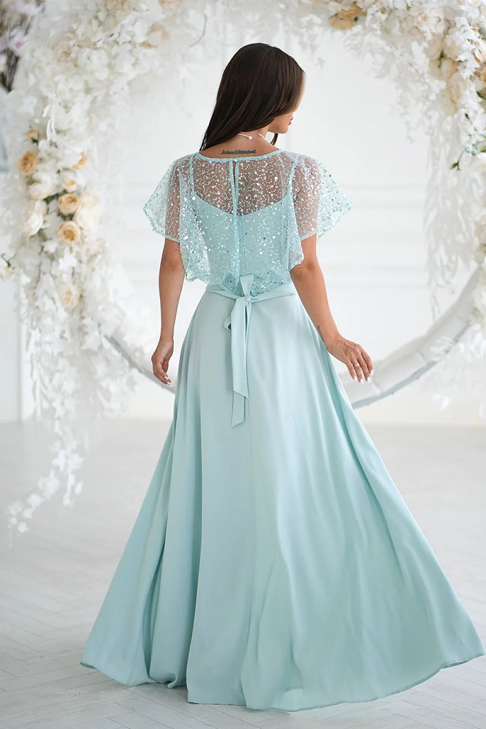 robe longue soirée menthe pâle corsage tulle brodé sequins col rond manches cape satinée jupe crêpe taille ceinturée fleur décorative