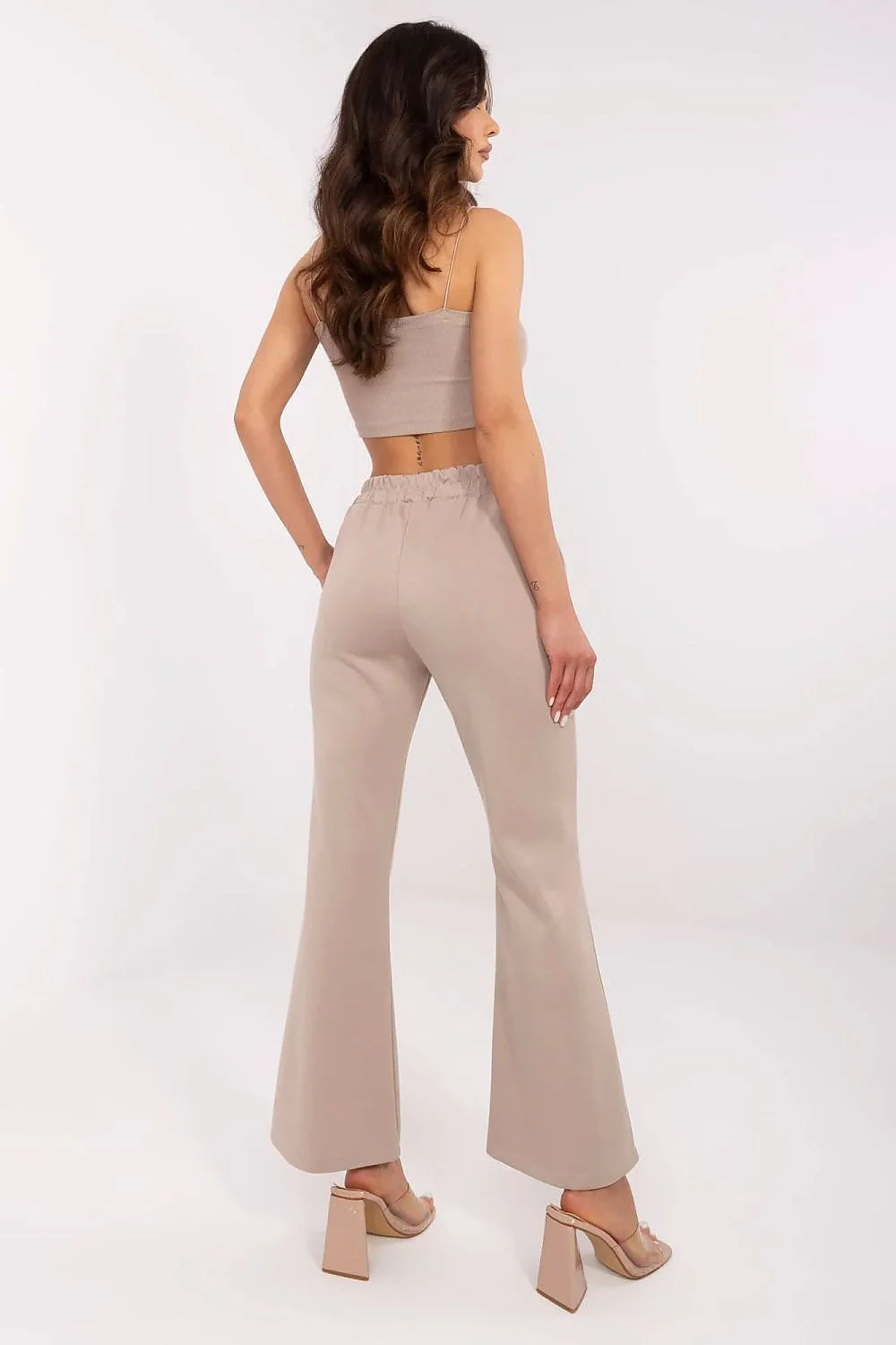 ensemble crop top pantalon survêtement femme minimaliste moderne taille haute flare évasé beige côtelé bretelles fines ceinture élastique poches boutons