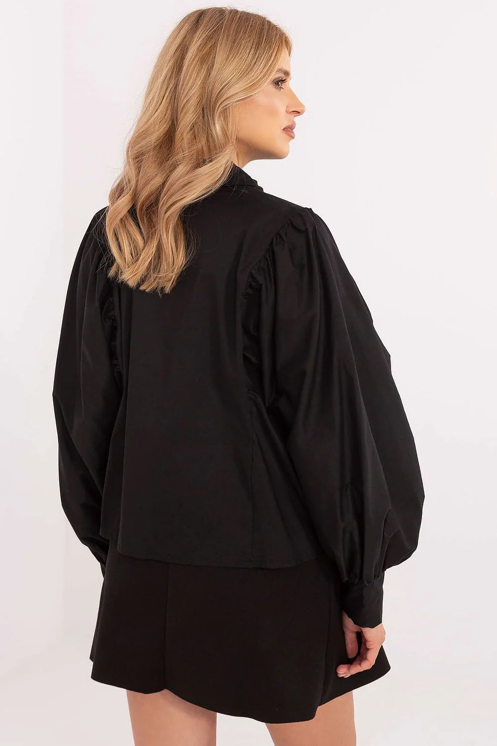 blouse manches bouffantes volumineuses boutons métal broche fleur col nœud bijou jupe trapèze courte plis marqués taille haute cintrée sophistiquée