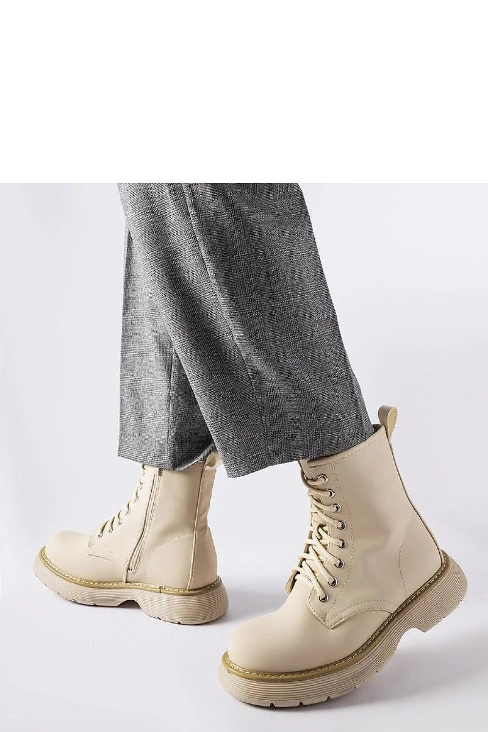 Bottes pour femme style combat design épuré cuir synthétique beige clair tige haute lacets métal robuste confort