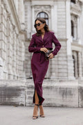 tailleur femme bordeaux prune suédé blazer court cintré revers boutons dorés jupe crayon midi fendue taille haute élégant