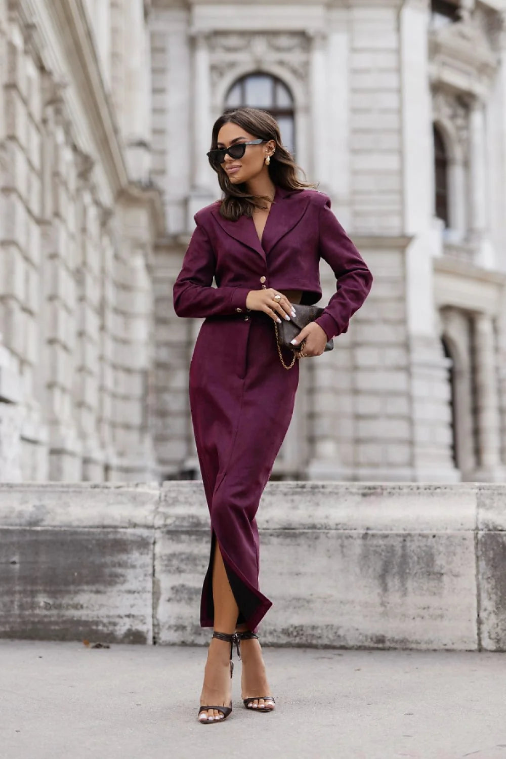 tailleur femme bordeaux prune suédé blazer court cintré revers boutons dorés jupe crayon midi fendue taille haute élégant