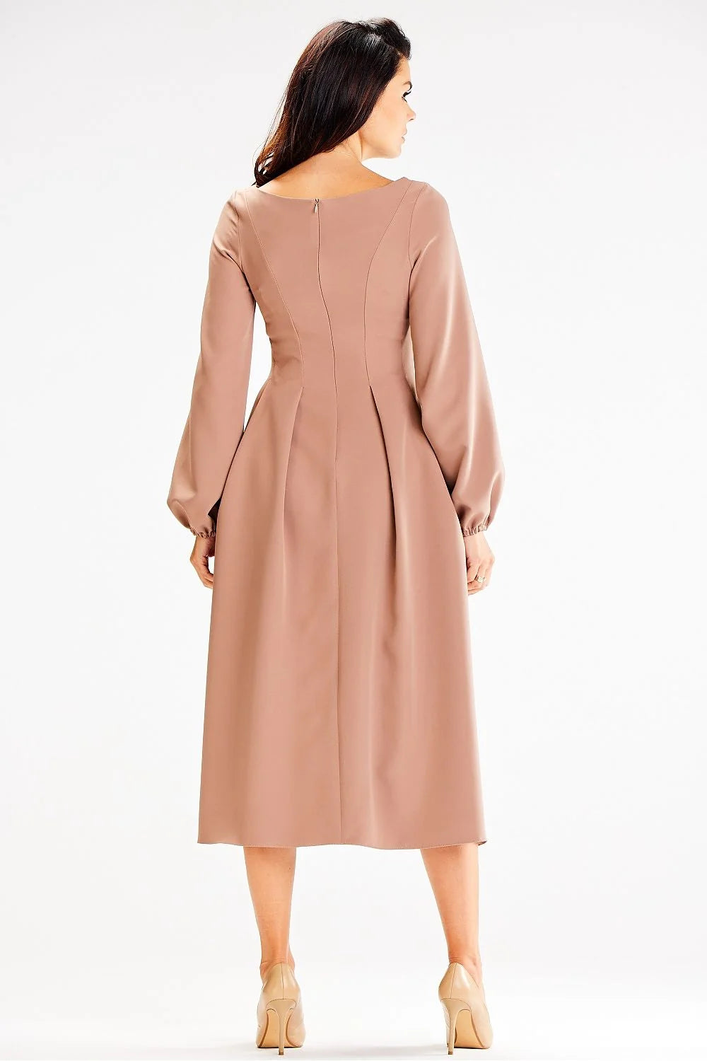 robe taupe midi évasée ajustée femme manches longues bouffantes poignets resserrés encolure ronde coutures princesse crêpe structurée tombé fluide