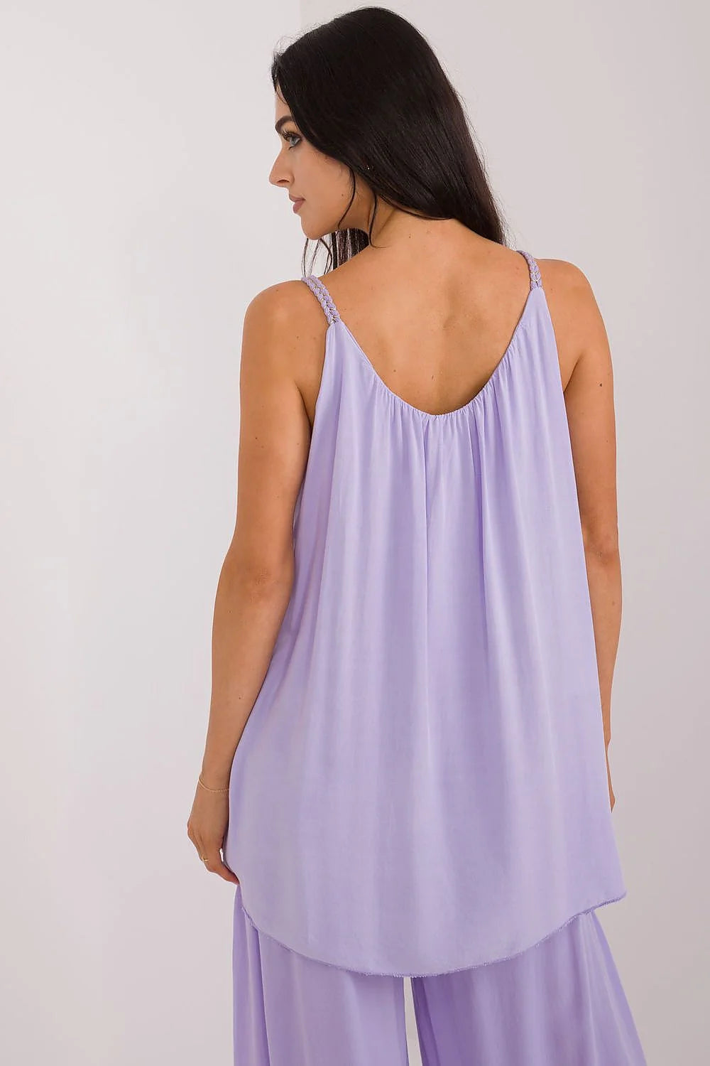 Robe estivale féminine légère et fluide en viscose couleur lavande pastel avec col dégagé et bretelles fines tressées pour un look casual chic femme